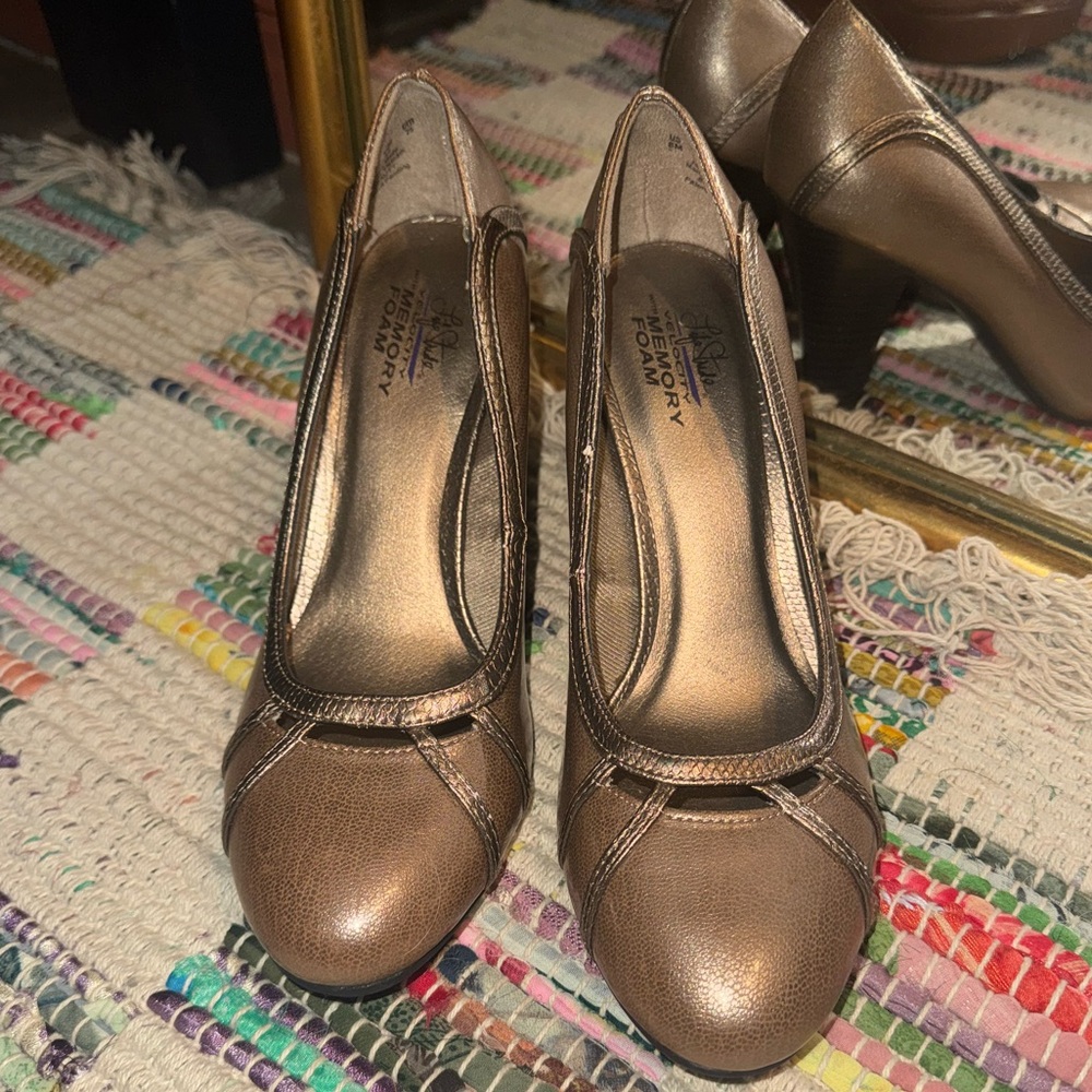 NWOT Life Stride Velocity with Memory Foam Champagne Heels 8M
